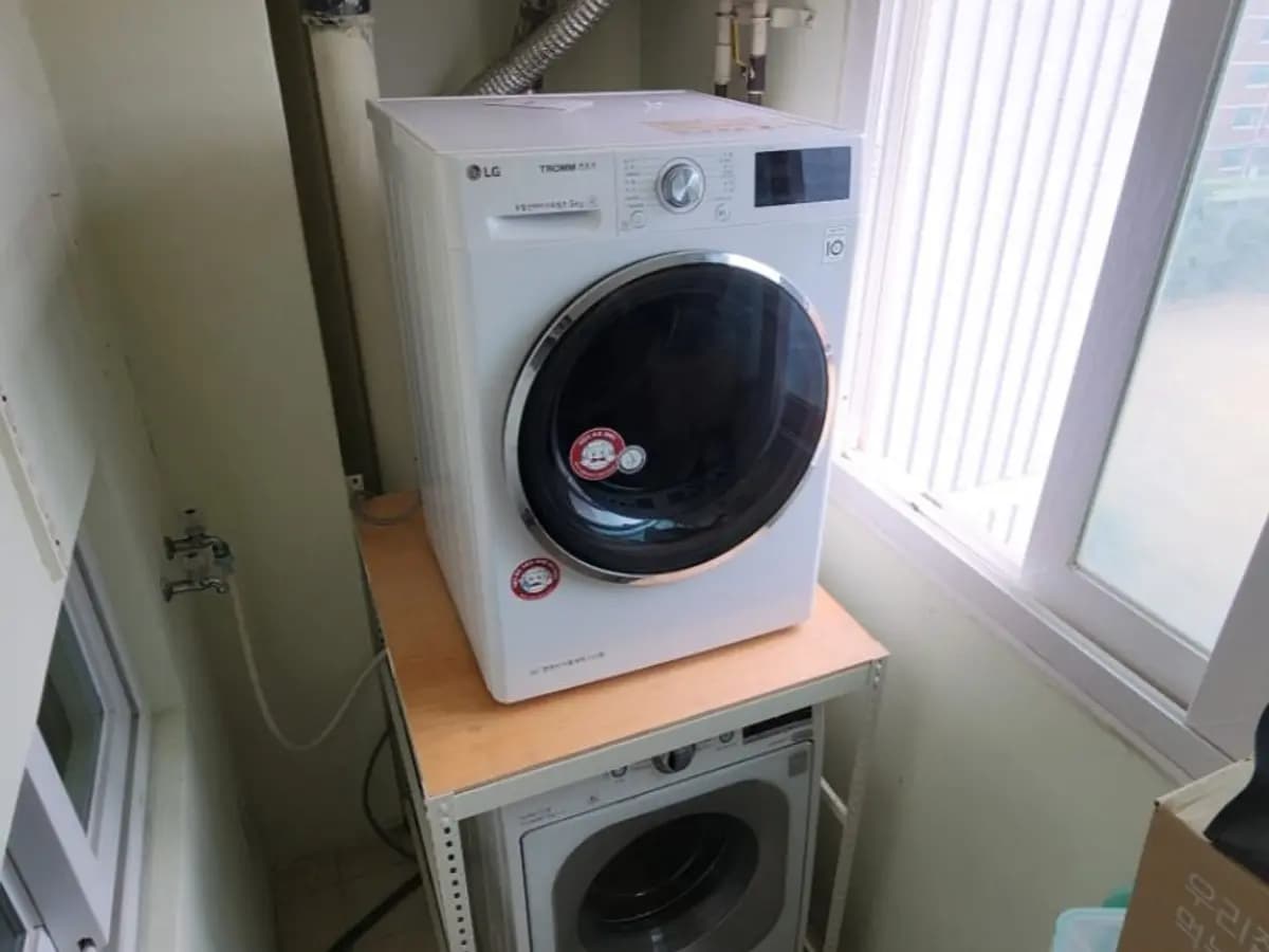 시스템 선반 설치 시공 현장 — 세탁기건조기 2단워시타워렉 선반설치시공